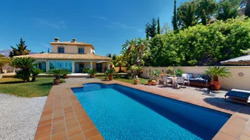 Villa en Sayalonga - M217684