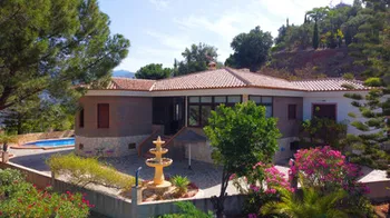 Villa en Sayalonga - M281226