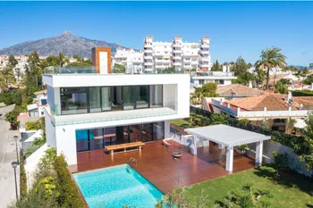 Villa in Nueva Andalucía - M072096