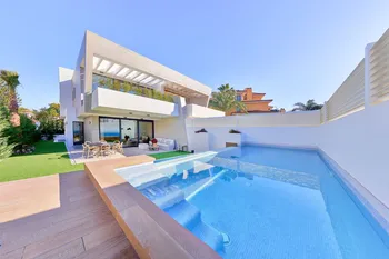 Semi Detached in Puerto Banús - M093102